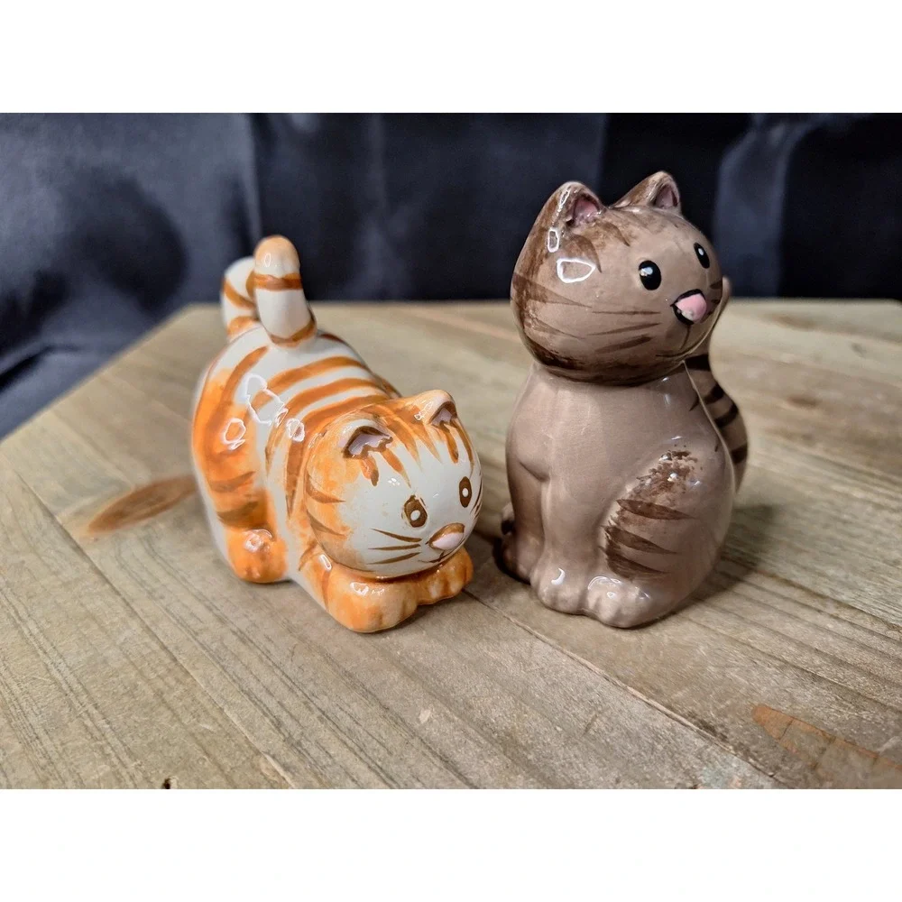 Boston Warehouse Sitting Pretty Cat Salt and Pepper Shaker Set